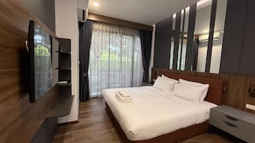 Garden View Double Bed | Peti besi dalam bilik, meja, Wi-fi percuma, cadar katil