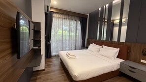Garden View Double Bed | Peti besi dalam bilik, meja, Wi-fi percuma, cadar katil 