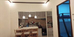 Private kitchen - Lakeshore Villa (Victoria)