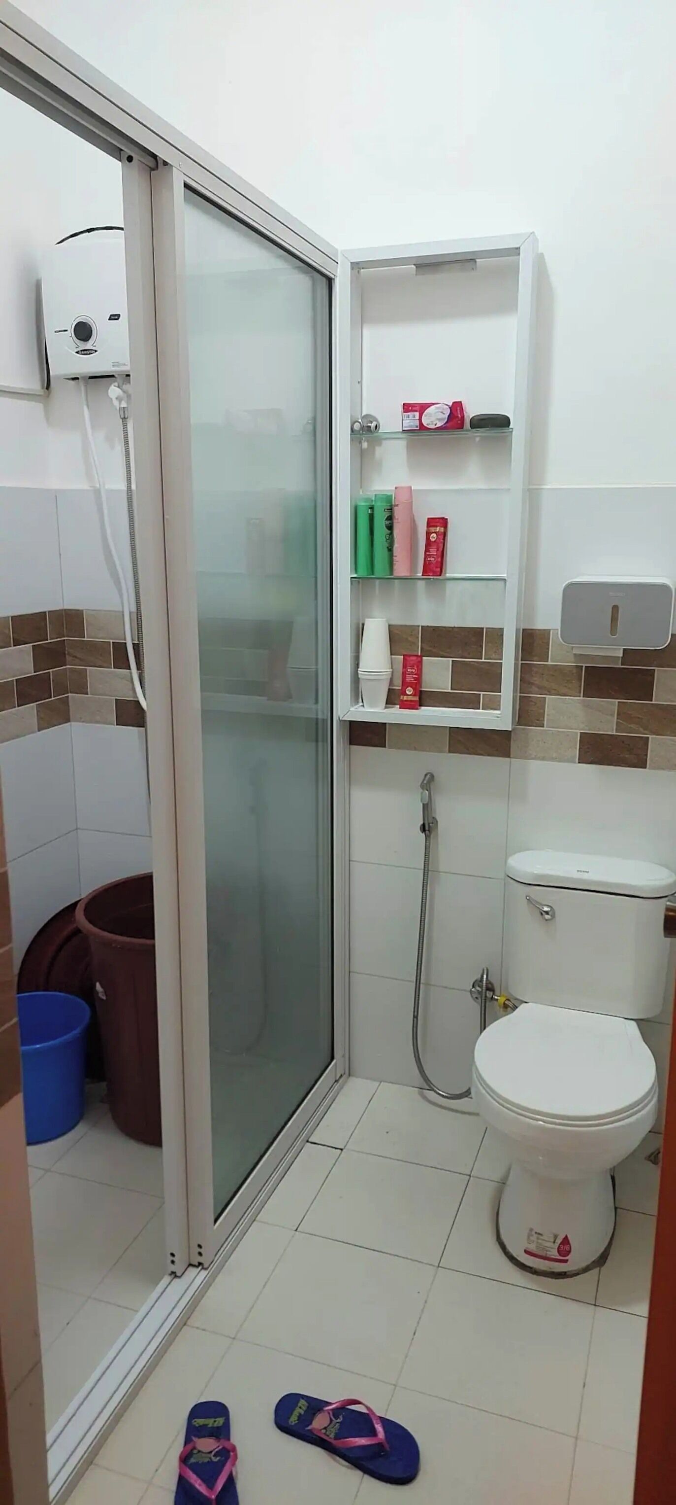 Regadera, bidet, toallas, papel de baño 