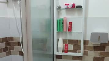 Regadera, bidet, toallas, papel de baño
