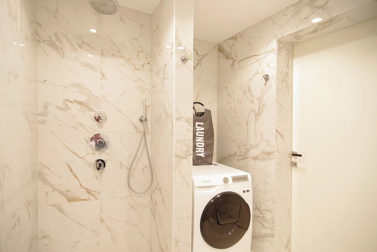 Een douche, handdoeken, zeep, toiletpapier