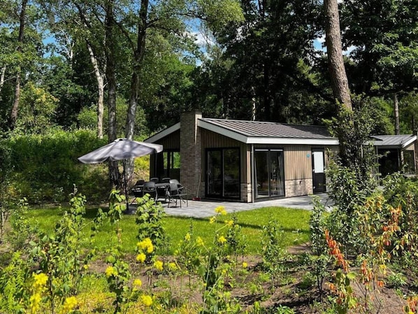 A modern house with a patio, surrounded by trees and greenery. - Holiday Home in Arnhem With Terrace (Arnhem)