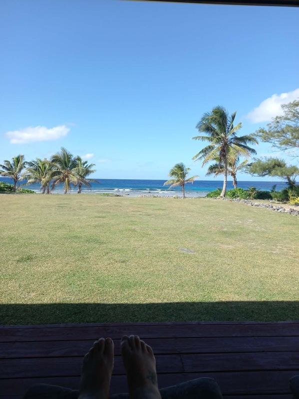 Property grounds - Kuki Beach Bach (Matavera District)