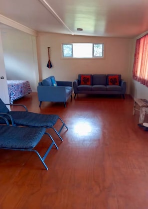 Classic Cabin, Beach View | Interior - Kuki Beach Bach (Matavera District)