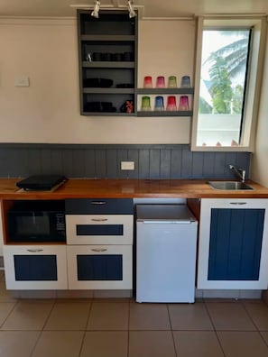 Classic Cabin, Beach View | Private kitchen - Kuki Beach Bach (Matavera District)