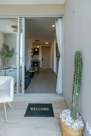 Ein modernes Interieur mit Essbereich, Küche und Wohnbereich.