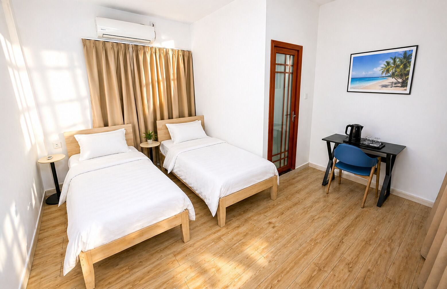Kamar Twin Basic | Seprai premium, busa memori, meja kerja, dan ruang kerja ramah laptop