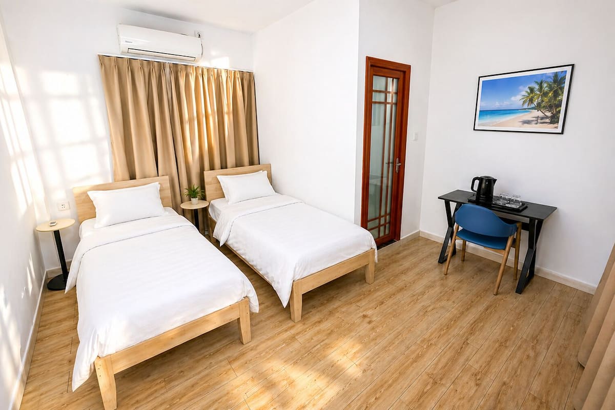 Phòng 2 giường đơn cơ bản | Bộ đồ giường cao cấp, nệm cao su hoạt tính (memory foam), bàn