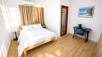 Basic Double Room | Meja, ruang kerja komputer riba, Wi-fi percuma