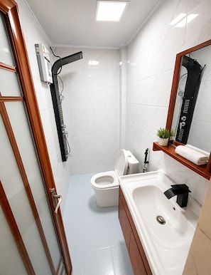 Basic Double Room | Bathroom | Shower, free toiletries, hair dryer, slippers - Harmony Hotel (Vientiane)