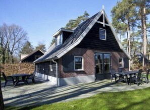 Exterior - Villa in Arnhem With Terrace and Wi-fi (Arnhem)
