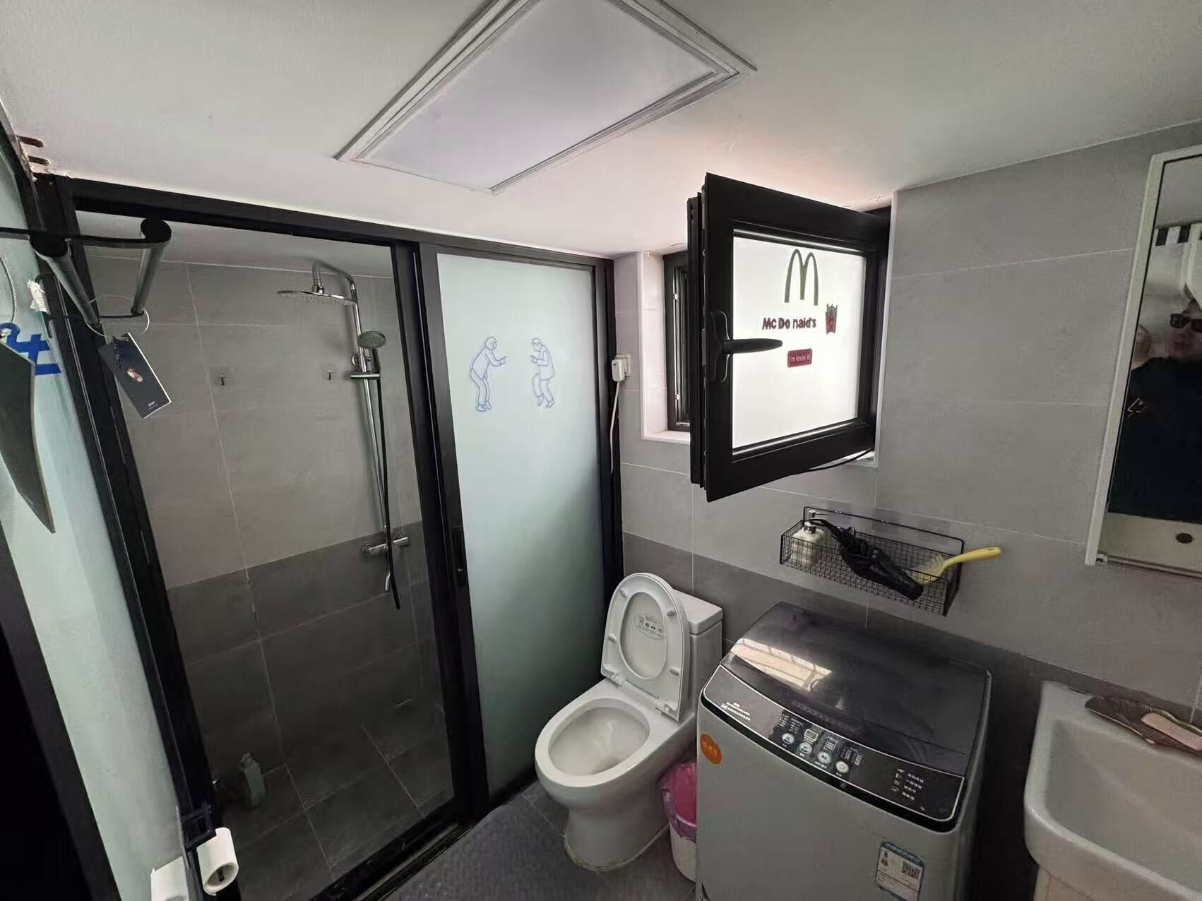 Basic-dobbeltværelse - hawaiiansk terrasse | Badeværelse | Bruser, gratis toiletartikler, hårtørrer, håndklæder