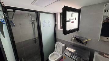 Basic-dobbeltværelse - hawaiiansk terrasse | Badeværelse | Bruser, gratis toiletartikler, hårtørrer, håndklæder