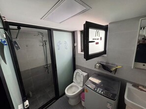 Basic-dobbeltværelse - hawaiiansk terrasse | Badeværelse | Bruser, gratis toiletartikler, hårtørrer, håndklæder