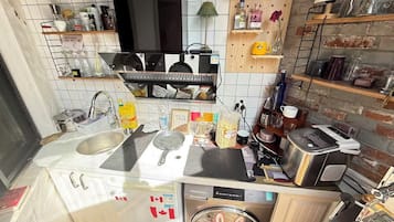 Full-sized fridge, microwave, oven, stovetop