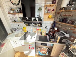 Køleskab/fryser i fuld størrelse, mikrobølgeovn, ovn, kogeplade