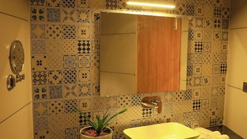 Deluxe Room, Balcony | Bathroom