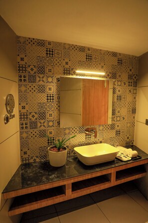 Deluxe-Zimmer, Balkon | Badezimmer | Dusche, Haartrockner, Hausschuhe, Handtücher