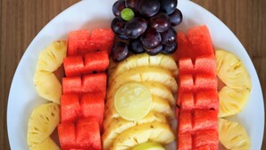 Un plato de frutas variadas.