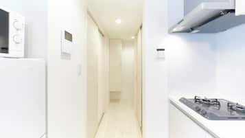 Apartment (105) | Private kitchen | Fridge, microwave, stovetop, cookware/dishes/utensils