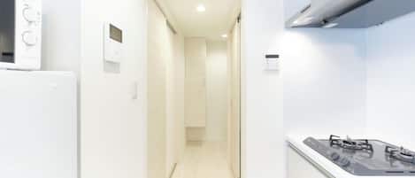 Departamento (105) | Cocina privada | Refrigerador, microondas, parrilla de estufa y utensilios de cocina