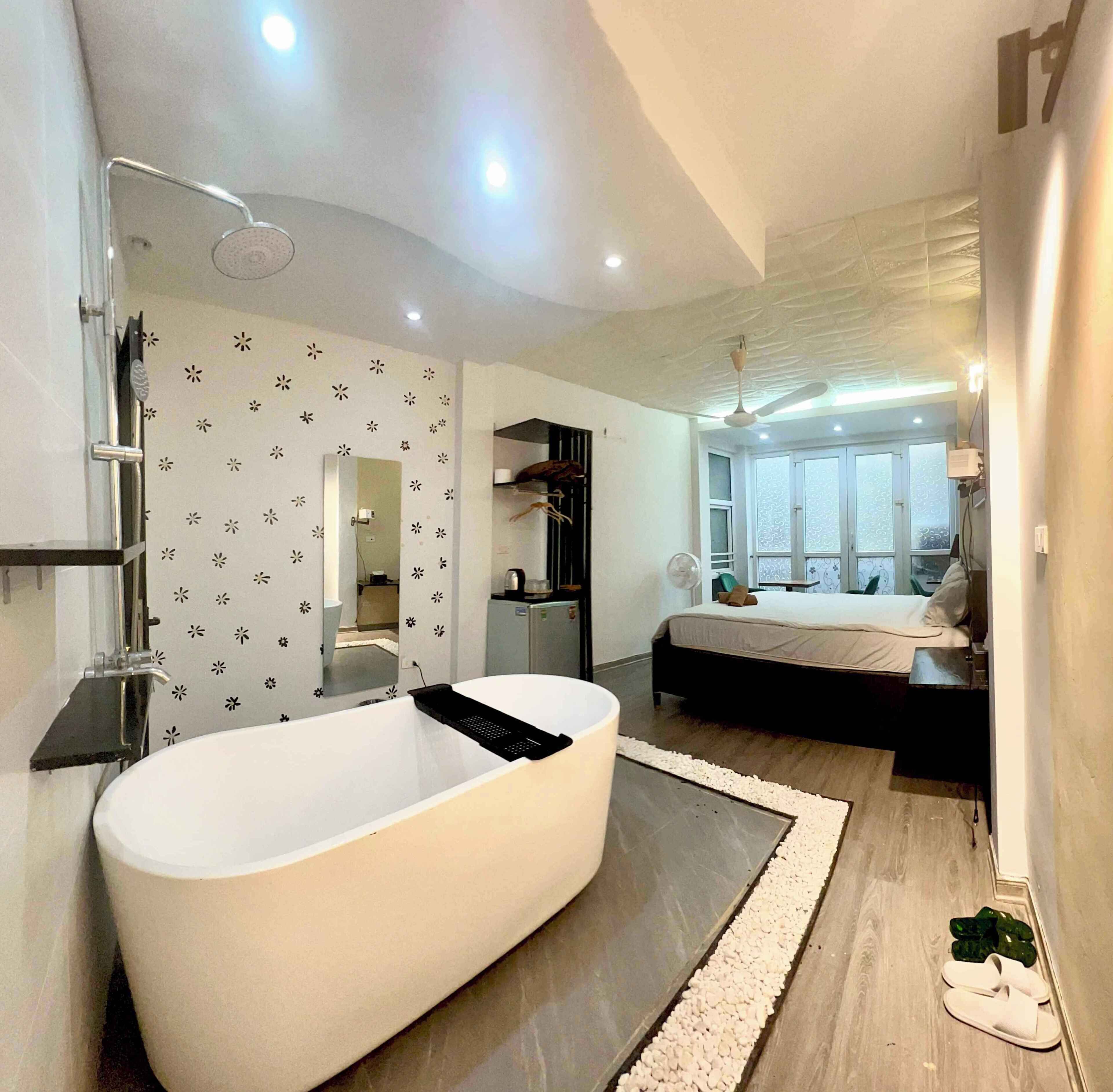 Deluxe Double Room, Non Smoking, Private Bathroom | Desk, iron/ironing board, free WiFi