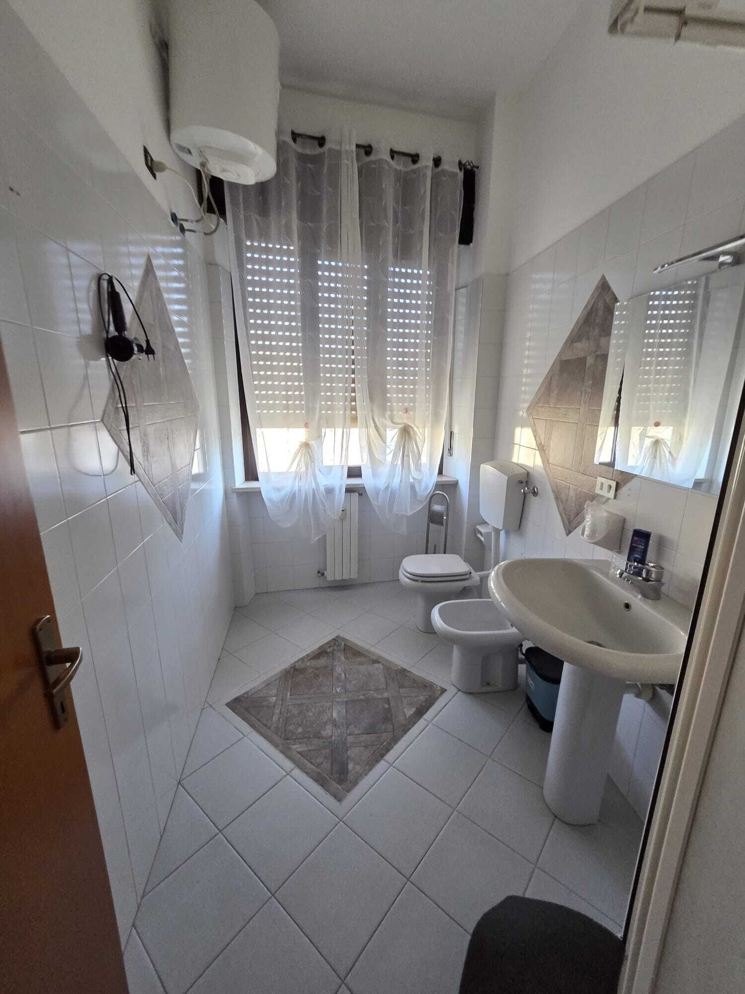 Klassieke studio, balkon | Badkamer | Een haardroger, handdoeken, zeep, shampoo