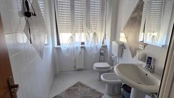 Klassieke studio, balkon | Badkamer | Een haardroger, handdoeken, zeep, shampoo