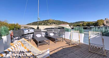 A Stay on an Exceptional Houseboat: “Sur l'eau—Chill and Dream”