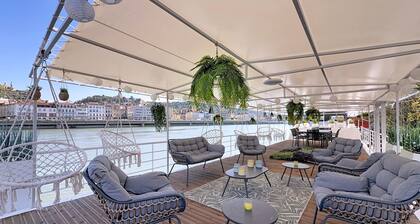 A Stay on an Exceptional Houseboat: “Sur l'eau—Chill and Dream”
