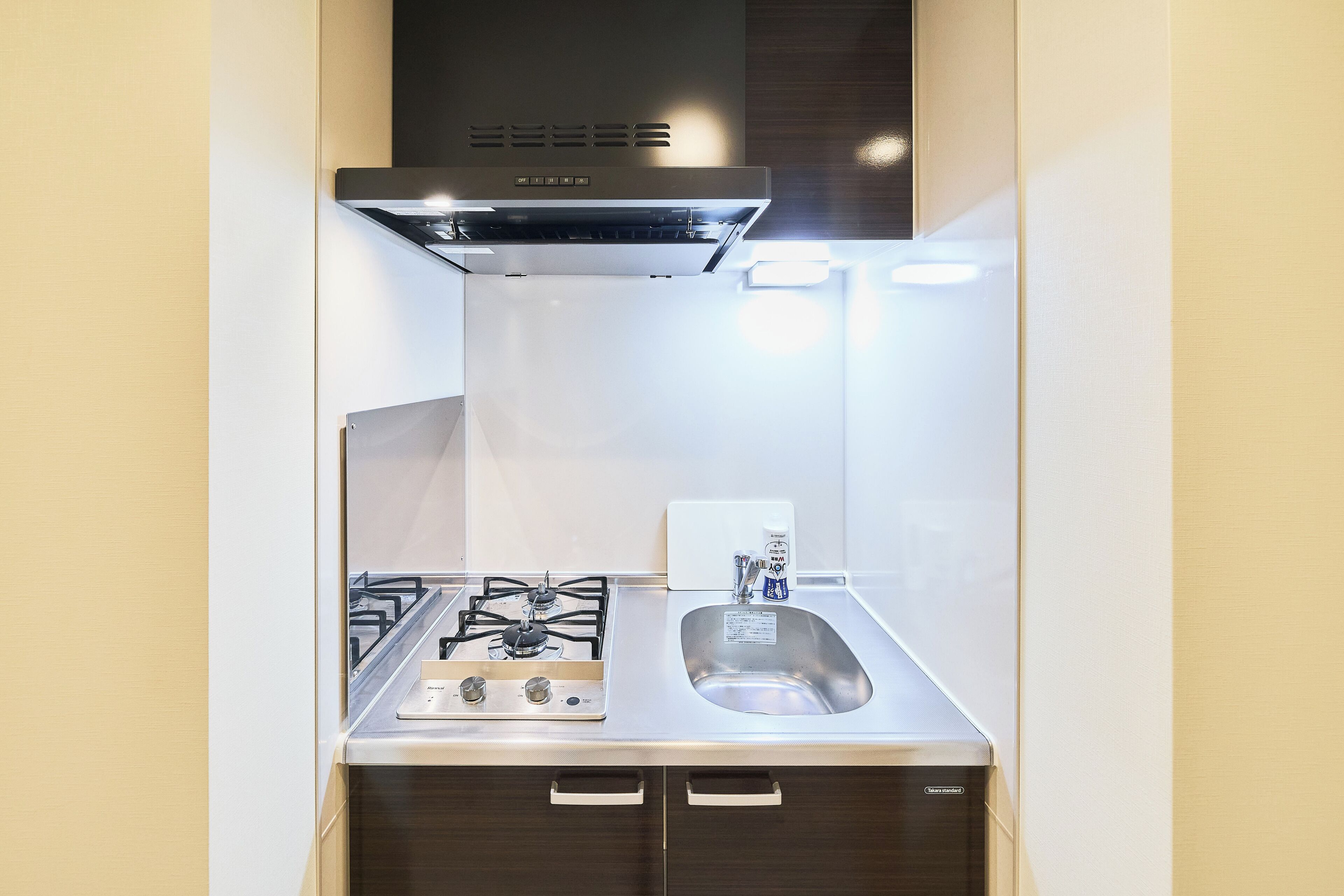 ダブルルーム | 専用キッチン | 大型冷蔵庫、電子レンジ、コンロ、調理器具と食器