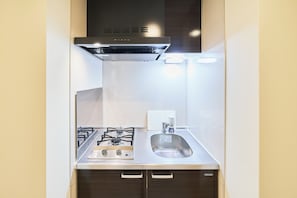 ダブルルーム | 専用キッチン | 大型冷蔵庫、電子レンジ、コンロ、調理器具と食器