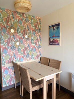 Dining - Vrbo Property (Saint-Raphaël)