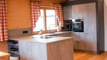 Wasserkocher mit Kaffee-/Teezubehör, Kühlschrank, Ofen, Herdplatte