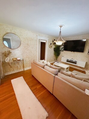 Living area - Cozy 2-bedroom house in adorable St. Louis with AC and fitness room (St. Louis)
