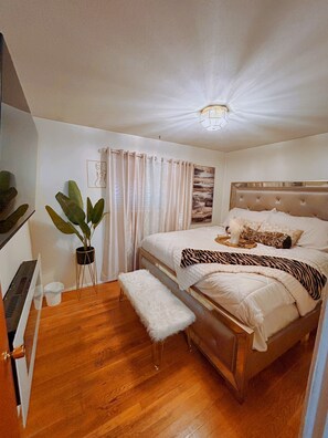 Room - Cozy 2-bedroom house in adorable St. Louis with AC and fitness room (St. Louis)