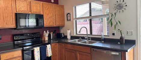 Cafetera y tetera, refrigerador, microondas y horno