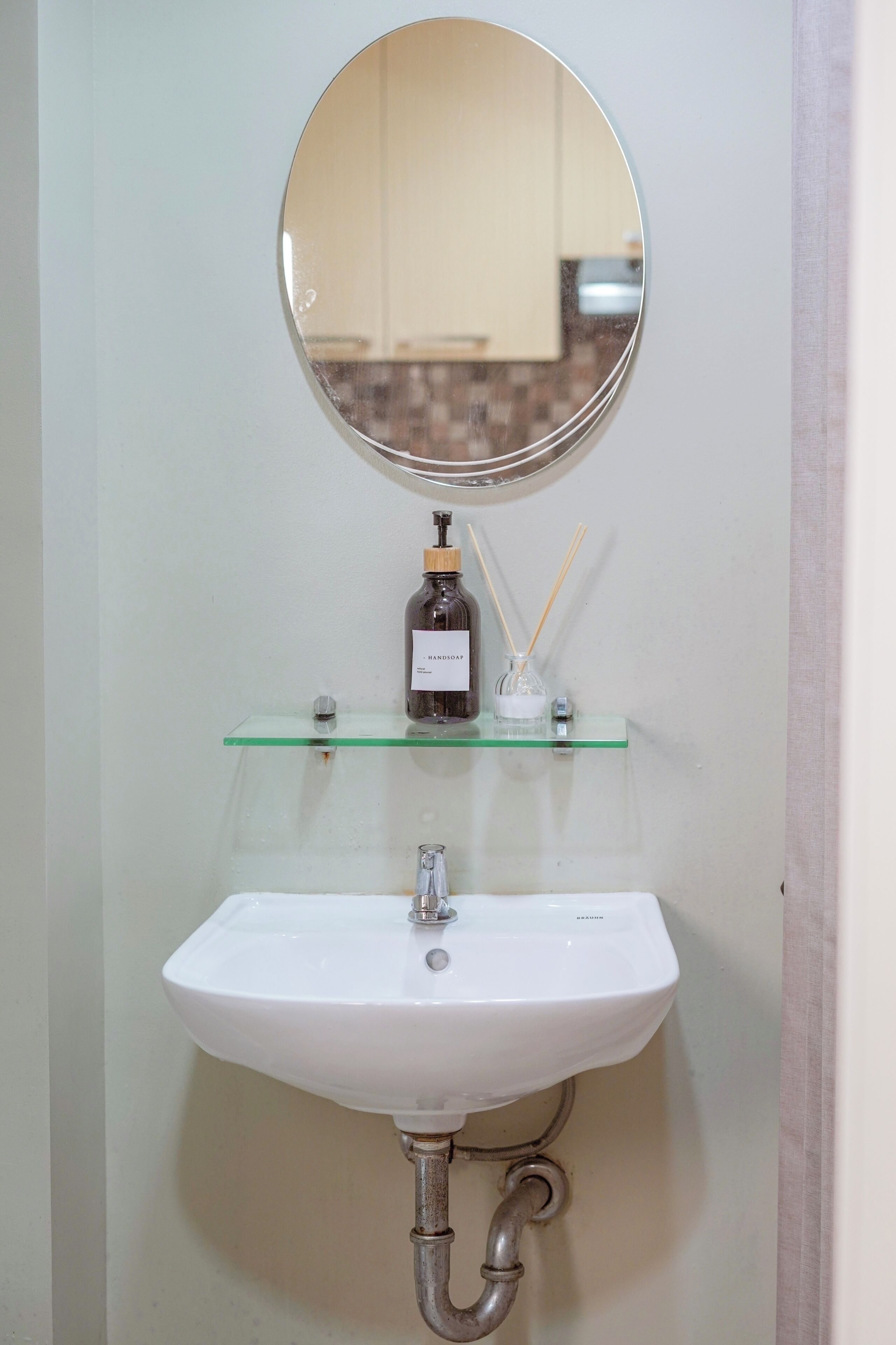 Regadera, bidet, toallas, jabón 