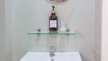 Regadera, bidet, toallas, jabón