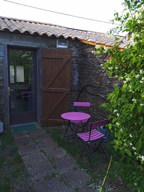 Outdoor dining - Vrbo Property (Chauvé)