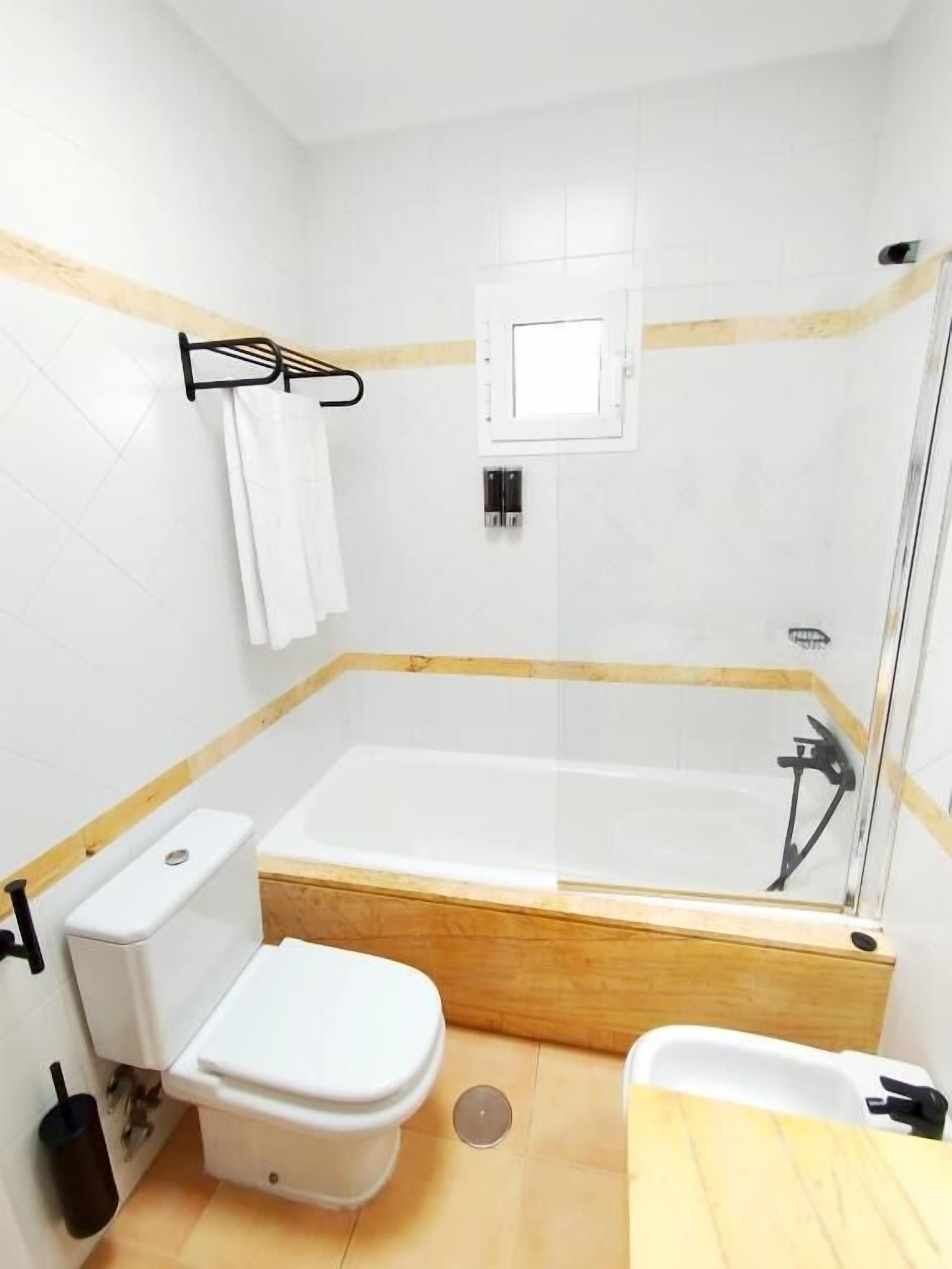 Habitación con 2 camas individuales, vista al mar | Baño