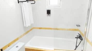 Habitación con 2 camas individuales, vista al mar | Baño