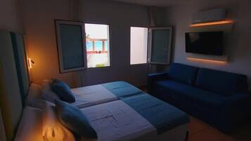 Habitación superior con 2 camas individuales, vistas al mar | Caja fuerte y wifi gratis