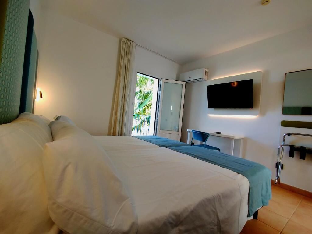 Twin kamer, uitzicht op zee | Een kluis op de kamer, gratis wifi
