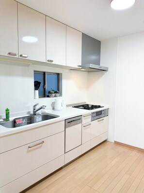 Private kitchen - （PZ今里）2 Min Walk to Station | Japanese Rattan Designer Home | Sleeps 9 | Osaka (Osaka)