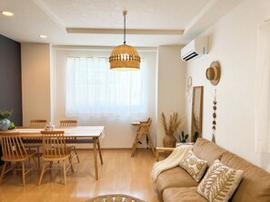 Living area - （PZ今里）2 Min Walk to Station | Japanese Rattan Designer Home | Sleeps 9 | Osaka (Osaka)