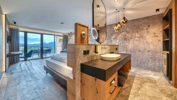 Deluxe-Suite, Bergblick | Zimmersafe, Schreibtisch, Verdunkelungsvorhänge, schallisolierte Zimmer