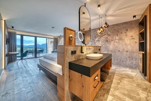 Deluxe-Suite, Bergblick | Zimmersafe, Schreibtisch, Verdunkelungsvorhänge, schallisolierte Zimmer