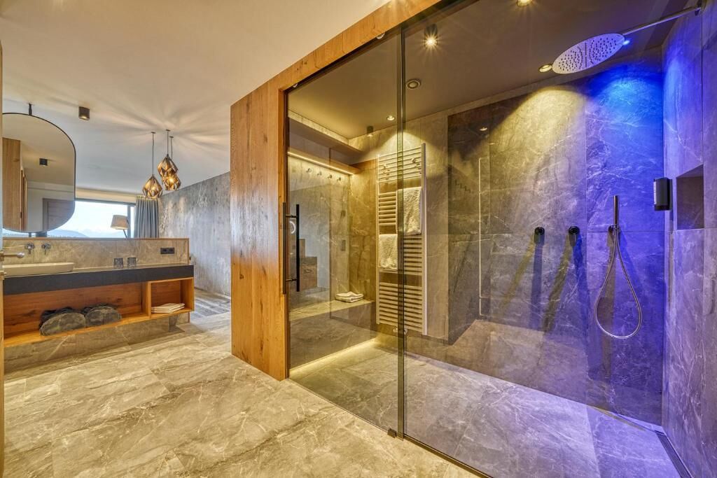 Deluxe-Suite, Bergblick | Badezimmer | Haartrockner, Handtücher, Seife, Shampoo